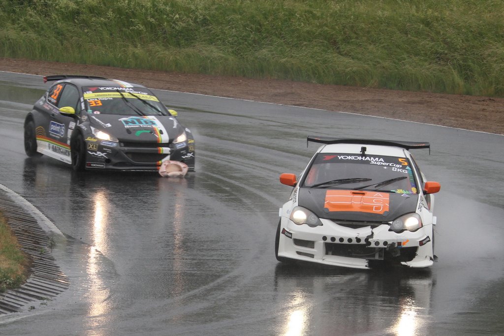 Honda Integraen efter et møde med en stribe kegler. Også Lars Højris fik fornøjelsen af en kegle
(Foto: Keld Dohm)
